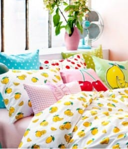 Roupa de cama estampada combina com o quarto das meninas.