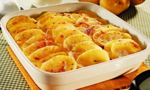 Gratinado de batatas com mortadela