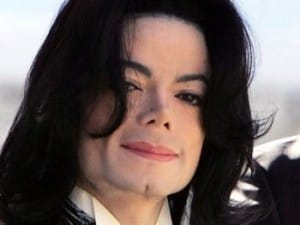 O cantor Michael Jackson foi a óbito após sofrer parada cardíaca.