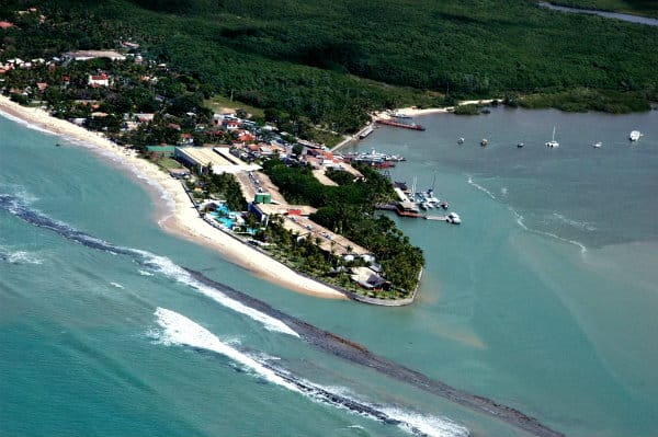 A praia do descobrimento foi onde os portugueses desembarcaram em sua épica jornada. Desembarque agora para o carnaval em Porto Seguro