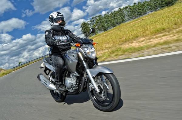 Yamaha Fazer 250 em moviento