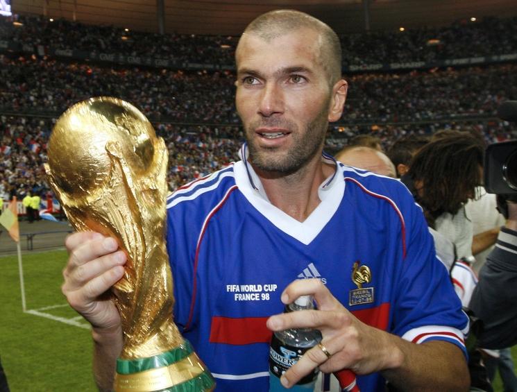 Zinédine Zidane segurando a taça da Copa de 98 (foto: reprodução)