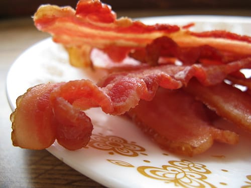 O bacon é uma área do corpo de um porco muito saborosa que pode ser utilizada em várias receitas