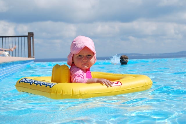 Bebê na piscina