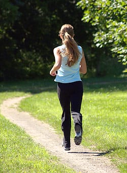 A caminhada traz muitos benefícios ao corpo.