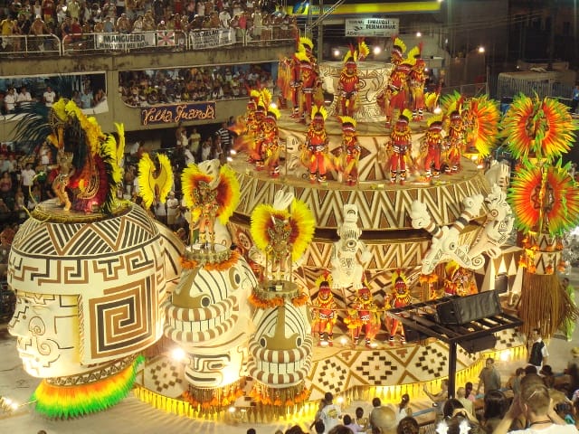 Carnaval atual no sambódromo.