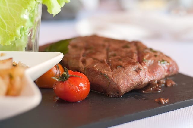 A carne vermelha pode transmitir problemas cardíacos.