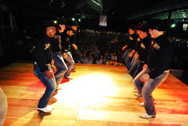 A catira é uma dança popular brasileira muito conhecida em todo o país