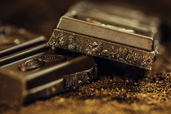 O chocolate ajuda a liberar os hormônios da alegria.