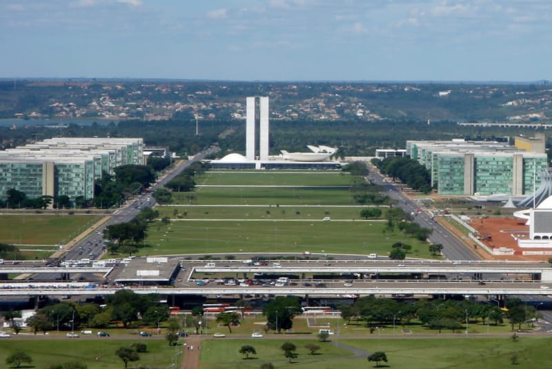 Ao fundo, Congresso Nacional (foto: reprodução)