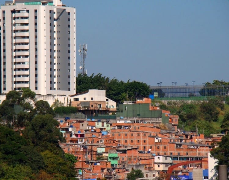 Desigualdade visível nas diferentes moradias lado a lado 