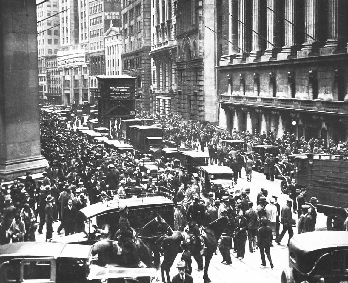 Fila de desempregados norte americanos durante a crise de 29 (foto: reprodução)