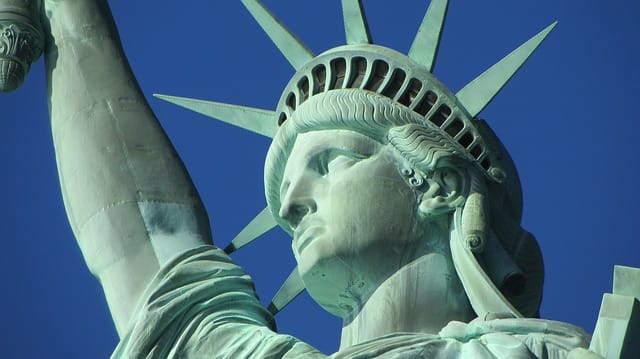 A estatua da liberdade é um símbolo americano.