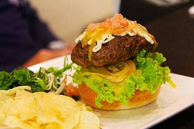 Sempre opte por lanches mais saudáveis e evite os fast-foods.