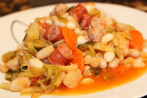 A feijoada portuguesa é feita com feijão branco.