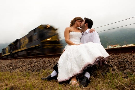 Casal se beijando para a foto. 