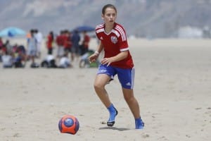 Menina jogando futebol