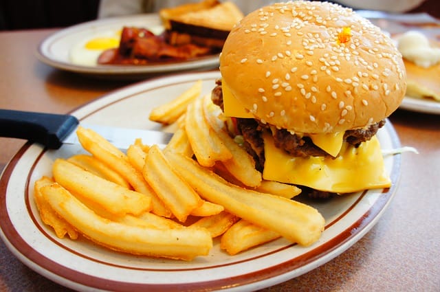 hamburguer e fritas