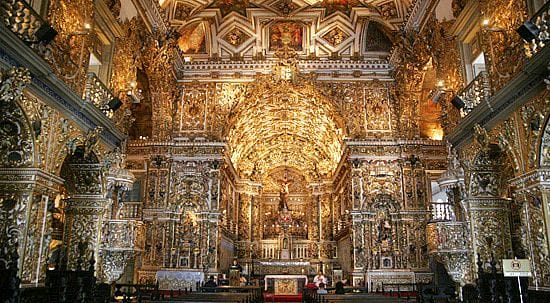 Grandiosidade do templo católico ao estilo barroco, em Salvados - BA.