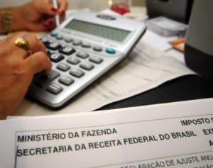 O imposto de renda é uma taxa imposta pelo governo, cada pessoa ou empresa deve dedicar uma porcentagem de salario anual ao Governo Federal.