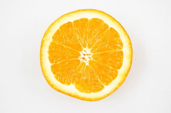 Na laranja está a vitamina C, uma das mais importantes para o bom funcionamento do organismo.