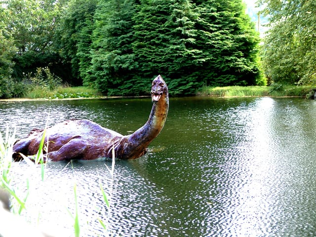 Monstro do Lago Ness - estátua reproduzindo a verdadeira aparência do monstro (Foto: Divulgação)