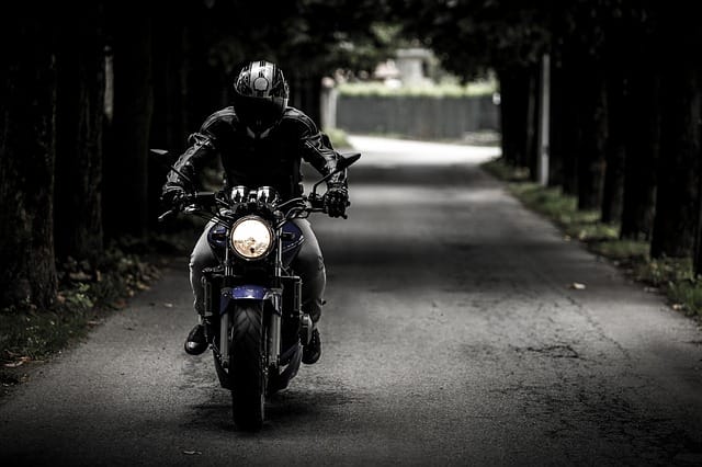 As motos são os meios de transporte mais optados pelos jovens.