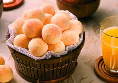 Pão de queijo é ótimo para o café da tarde.