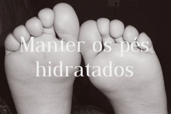 Deve-se sempre manter os pés hidratados.