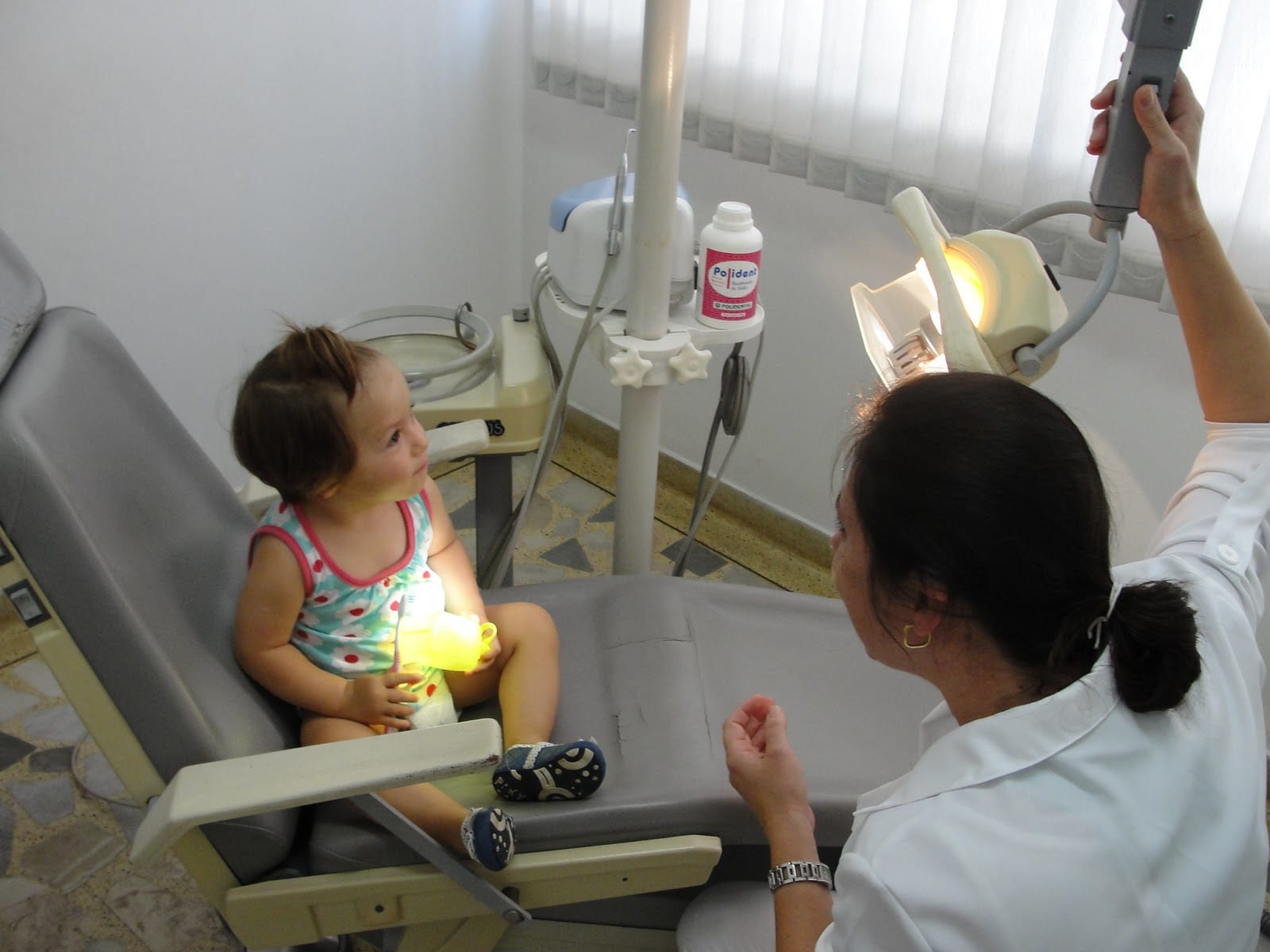 A primeira ida ao dentista deve ocorrer aos seis meses de vida. 