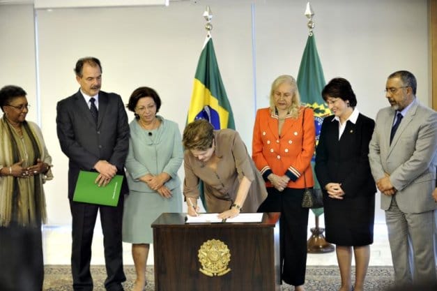 Presidente Dilma sancionando o sistema de cotas para alunos de escolas públicas