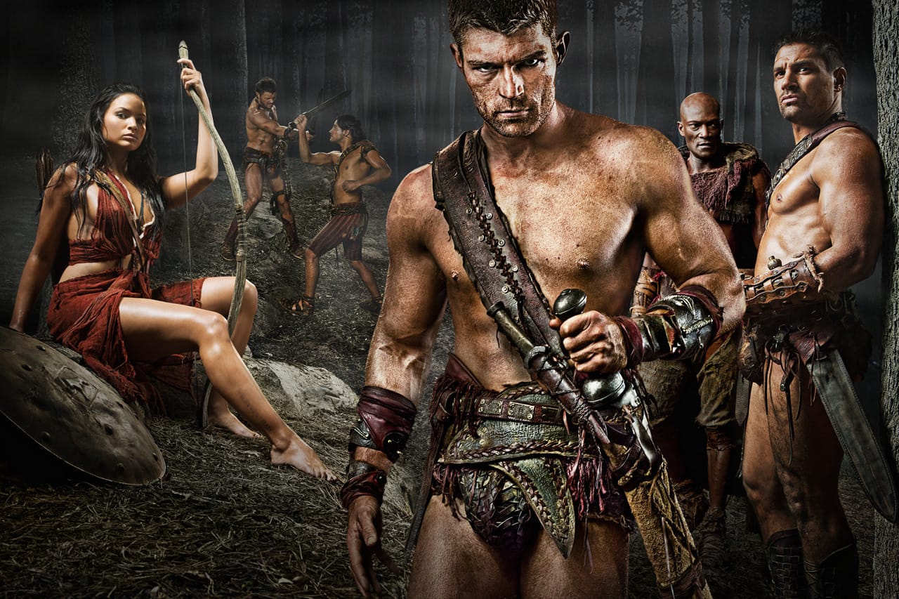 Na foto, ator representando Espártaco na série Spartacus da Starz